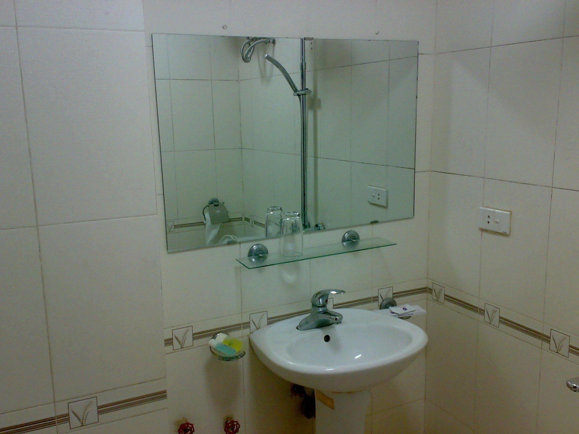 Oyo 709 Seoul Hotel Hanoi Bagian luar foto